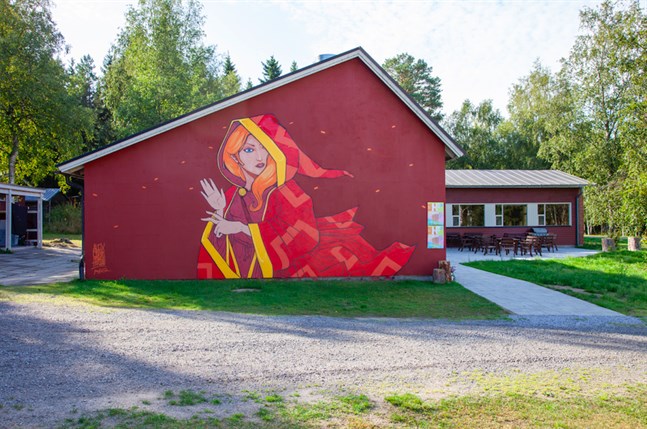 Det är den spanska konstnären Aleix Gordo Hostau som målat muralen i Monäs. Den är 6x9 meter stor och blev gjord ifjol under Humlefestivalen.