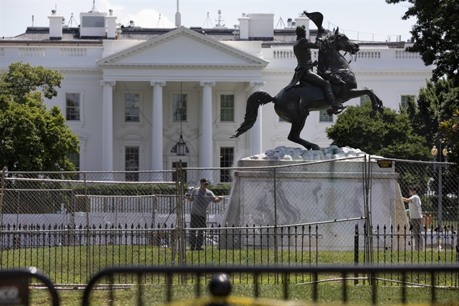 Statyn som föreställer den tidigare presidenten Andrew Jackson, utanför Vita huset i huvudstaden Washington. Arkivbild.