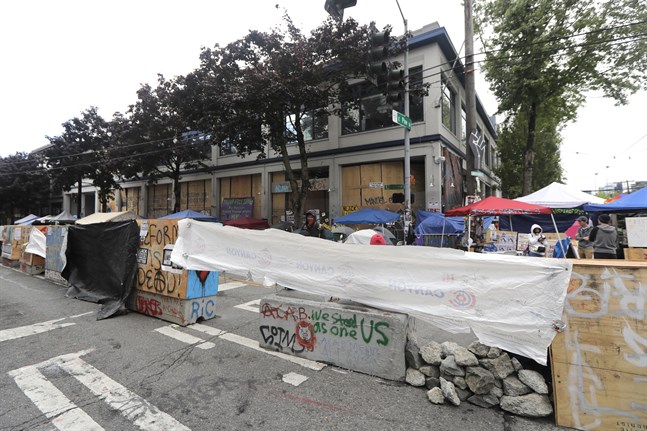 Cementbarrikader framför polisstationen i det ockuperade området i Seattle.