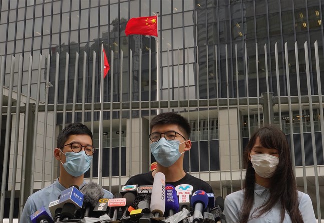 Demokratiförespråkarna Nathan Law, Joshua Wong och Agnes Chow löser upp sin rörelse Demosisto efter det att Kinas nya säkerhetslag för Hongkong godkänts. Arkivbild.