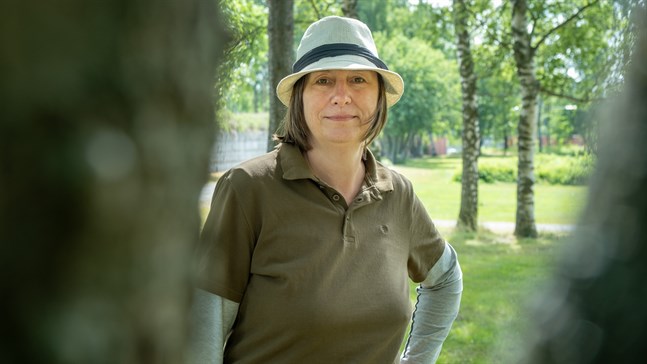 Brigette Schwarz bor på Tuvasvägen i Malax. En längre tid har vägen varit i uselt skick, och nu måste något göras. NTM-centralen uppger att vägen ska fixas denna vecka.