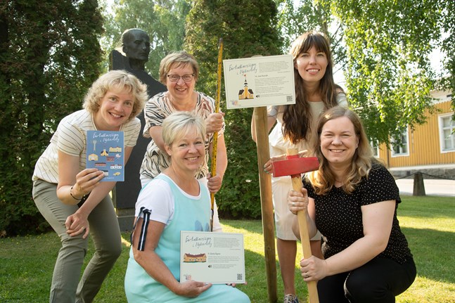 Projektledare Monica Sandström, bibliotekschef Anne-Lie Haglund, bibliotekarie Catrin Wiik, illustratör Olya Tsikhanchuk och bibliotekarie Johanna Häggblom i färd med att slå ner skyltarna som ska guida besökaren runt Författarstigen i Nykarleby. Mera om de 20 medverkande författarna, platserna och böckerna kan man läsa i texthäftet.