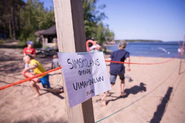 I Öja har flera barn än på många år deltagit i simskolan, som på grund av coronasituationen använt sig av ett avgränsat område på Gäddvikens simstrand.