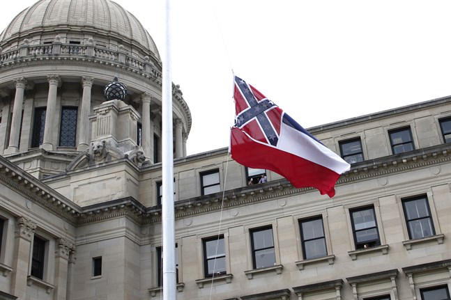 Mississippis delstatsflagga med en sydstatsflagga inkluderad vajar i vinden för sista gången vid kongressbyggnaden i Jackson.