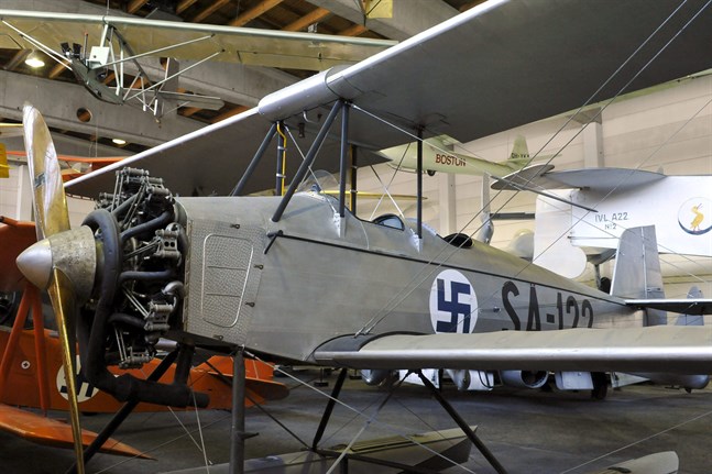 Fram till andra världskrigets slut pryddes de finländska flygplanen av hakkors, men symbolen hade inget att göra med nazismen i Tyskland. På bilden ett Sääski-flygplan i Finlands flygmuseum i Vanda.