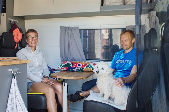 Här i bilens köks- och matsalsdel trivs Piia Laihorinne och Keijo Mehto ypperligt. Med sig tar de ibland elvaåriga bichon frisén Morris.