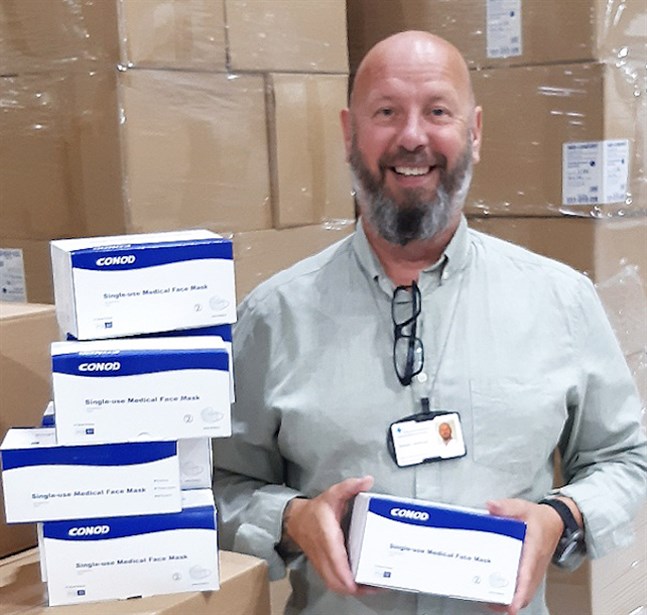 Stefan Vehkoja, materialkoordinator på Vasa centralsjukhus, med donationen från UPM: 20000 ansiktsskydd att dela ut till vårdenheter inom Vasa sjukvårdsdistrikt.