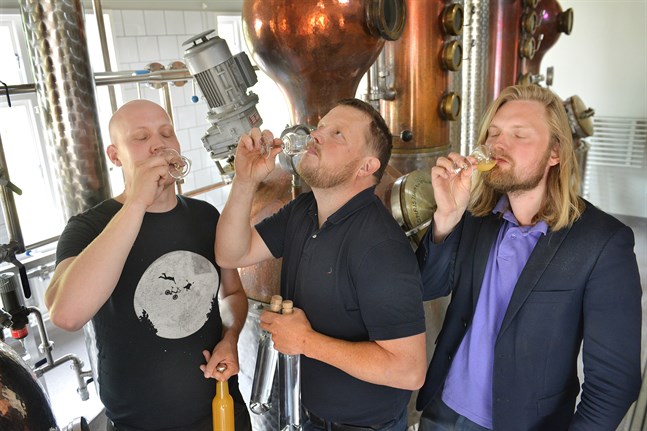 Viktor Falander, Michael Björklund och Carl Lönndahl provsmakar Åland Distillerys nya dryckesvaror.