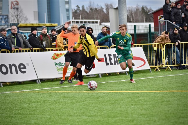 FC Honkas Luis Silva och Ilves Tatu Miettinen i en närkamp i en cupmatch 2019.