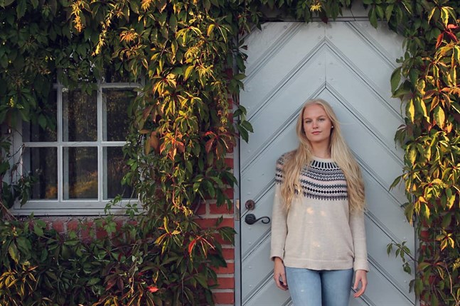 Wilma Möller växte upp i Öja, Karleby. Efter att ha gått ut gymnasiet flyttade hon till Umeå för att studera på universitetet.