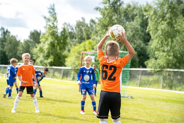 Det svala vädret till trots var det full fart på Allaktivitetsplan då Wasa Football Cup drog i gång. VIFK Blue mötte SJK oranssi i en av turneringens första matcher. Bilden är talande för slutresultatet – 6–2 till VIFK.
