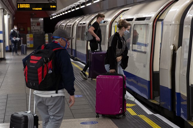 Resenärer i tunnelbanan vid storflygplatsen Heathrow.