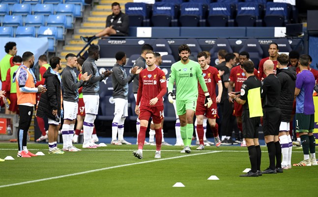 Liverpool gjorde entré i en traditionsenlig "guard of honor" från Manchester City.