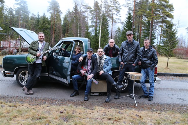 Bandet T & the Teasers, med musiker från Malax och Korsnäs. På bilden: Andreas Vägar, Tua Storfors, Kurt Rusk, Tommy Ekström, Magnus Holtlund, Ronny Granholm och Lars Pantolin.