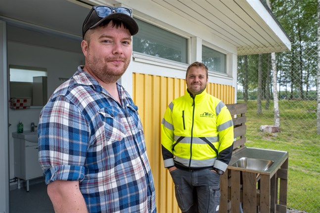 Daniel Forsman och Marcus Granqvist är tacksamma för de cirka 80 talkoarbetarna som har hjälpt till med att färdigställa parkeringen.