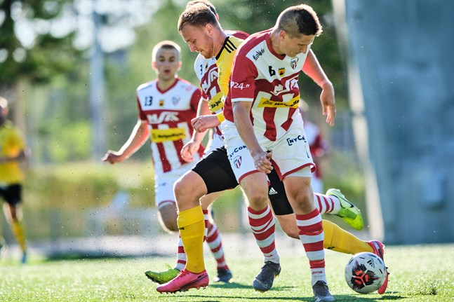Teemu Mäki i GBK har spelat största delen av sin fotbollskarriär i KPV. Här är han i en duell med Riku Jääskä i matchen mot FC Kiisto som GBK förlorade med 1–0.
