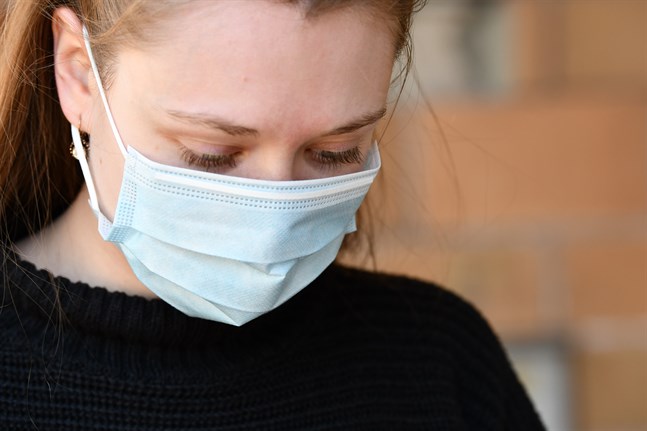 Enligt registret över smittosamma sjukdomar har medelåldern för dem som bekräftats smittade av coronaviruset sjunkit under epidemins gång.