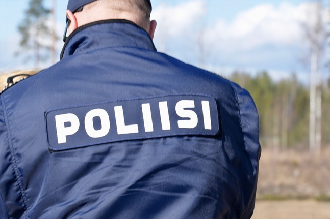 Polisen övervakar området tills försvarsmaktens röjare kommit för att bekräfta om handgranaten är äkta.