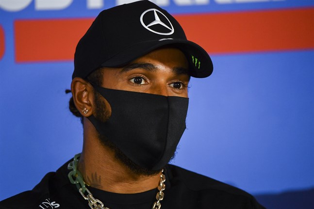 Lewis Hamiltons höga lön är ifrågasatt i formel 1.