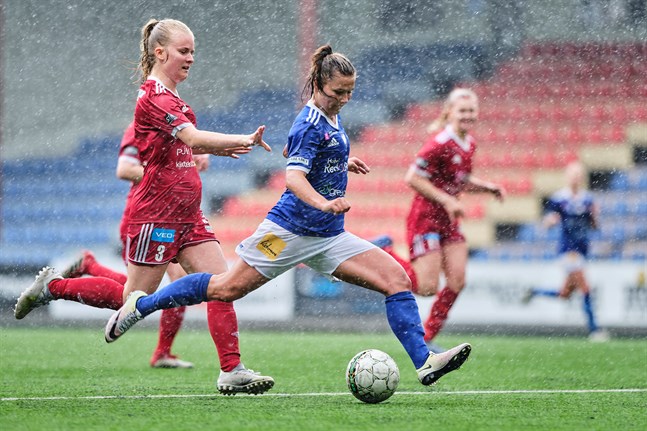 Backen Vilma Rosenström (till vänster) har länge varit en stöttepelare i FC Sport, i såväl fotbolls- som futsallaget. Anfallaren Fanny Forss har samma roll i Vasa IFK.