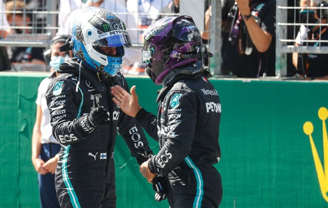 Valtteri Bottas gratuleras av Lewis Hamilton efter att ha säkrat årets första pole position.