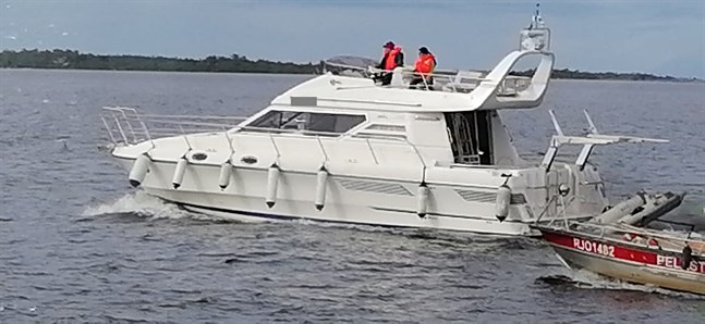 Denna båt tog in vatten. Bilden är tagen när båten körs i land.