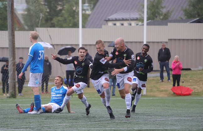 Jubel bland JBK:arna Viktor Strömbäck, Kevin Larsson, Rasmus Korkea-Aho och Adisu Holmström.