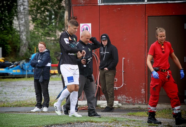 Jonas Emet skadade armen så illa i en närkamp att det blev ambulanstransport till Vasa på lördagskvällen.