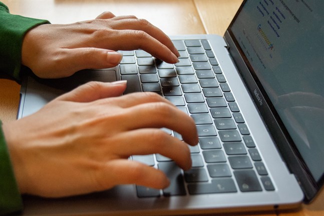 I nuläget är coronaepidemin inte en aspekt som beaktas då studerandes rätt till lånekompensation för studielånet bedöms. En lagändring är ändå på kommande, skriver Yle.