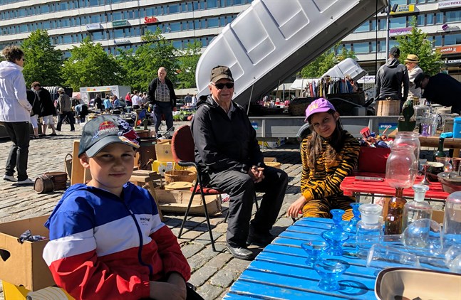 William Storgård till vänster och Emilia Storgård till höger hjälper morfar Ralf Storgård. Han har rensat ur hemma och vill bli av med lite saker.