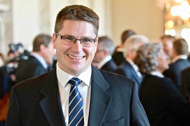 – Man ska ha kunskap om det man beställer, det är klart. Företagen försöker naturligtvis maximera sin vinst och därför måste kriterierna för upphandlingen sättas upp noggrant, säger Mikko Ollikainen (SFP), riksdagsledamot och tidigare kommundirektör.