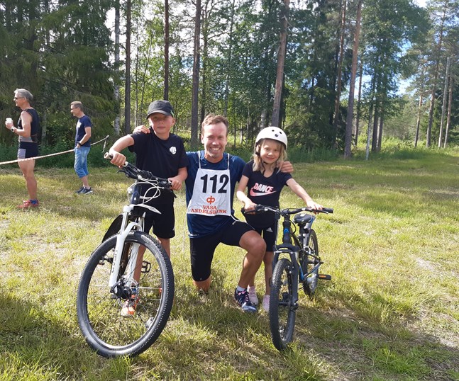 Familjen Träskelin är glad i duathlon. Herrsegraren och pappa Joakim Träskelin tillsammans med barnen Elis och Signe.
