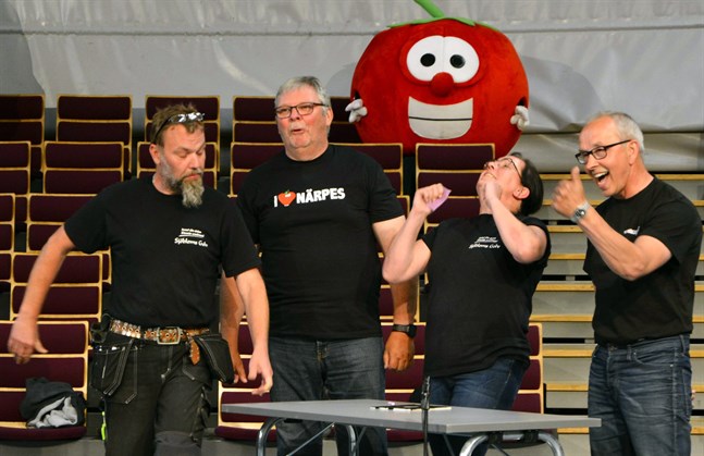 Yes! Här firar Närpes företagare när de svarat rätt i frågesporten. Från höger: Mikael Sjöblom, Rune Bertell, Anna Sjöblom och Rafael Nummela.