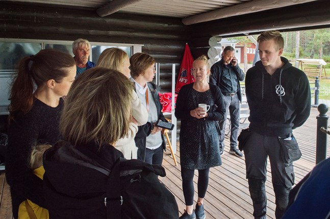 Misha Åkerholm, längst till höger, är en av initiativtagarna till iglor på Fäbodaklipporna.