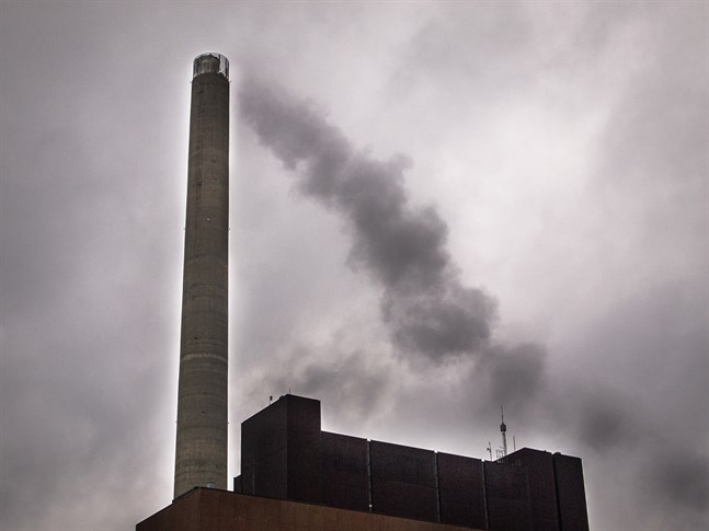 Färre finländare tar ställning till om storinvesterare borde finansiera fossil energi.