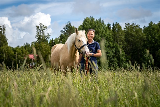 Nora Brandt och hästen Vanill poserar glatt för kameran.