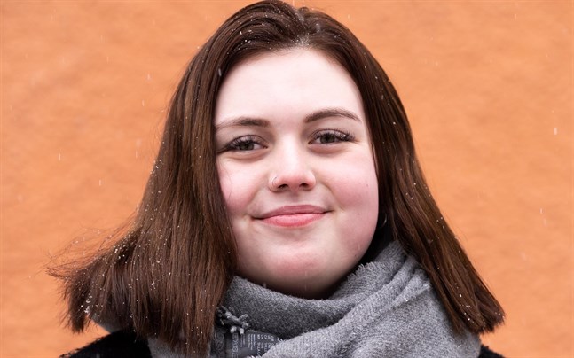 Emelie Jäntti är förbundsordförande för Finlands Svenska Skolungdomsförbund. Hon anser att det är viktigt att man arbetar tillsammans för att göra skolmiljön mer jämlik.