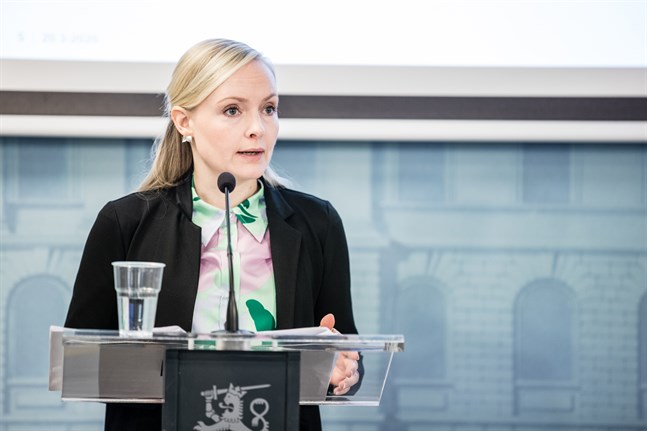 Enligt inrikesminister Maria Ohisalo (Gröna) visar en utredning vid Inrikesministeriet att elektroniska fotbojor inte är ett vettigt sätt att genomföra teknisk övervakning av personer som fått avslag på sin ansökan om uppehållstillstånd i Finland.