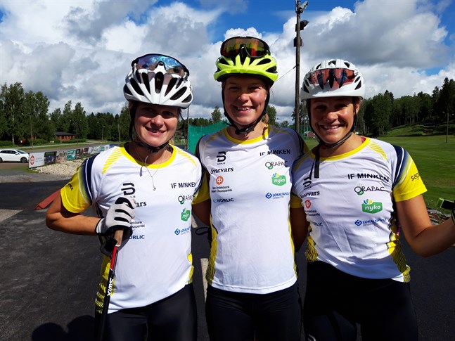 Andrea Julin, Jennie Lindvall och Julia Häger tillbringar veckan på FSS träningsläger i Vörå och för första gången alla tre i Minkens dress.
