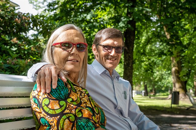 Lisbeth och Daniel Granlund har räddat hundratals barn till livet under fyrtio år i Tanzania. De är rika på upplevelser och ångrar inte en enda dag.