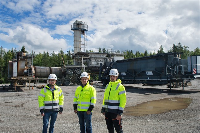 Det mobila asfaltverket kommer snart transporteras till sitt första projekt i Sievi. På bild från vänster vd Tommy Wikman, projektansvarig Tommy Sundström och enhetschef för asfalt Paul Sundström.
