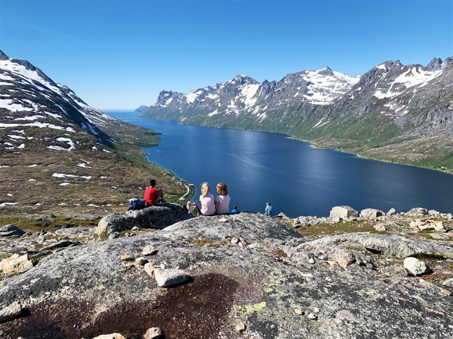 Det är en en hisnande vacker utsikt från toppen av Nattmålsfjället västerut över Ersfjorden och Atlanten allra längst bort.