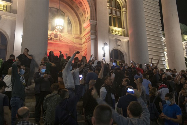 Protester utanför Serbiens parlament i Belgrad.