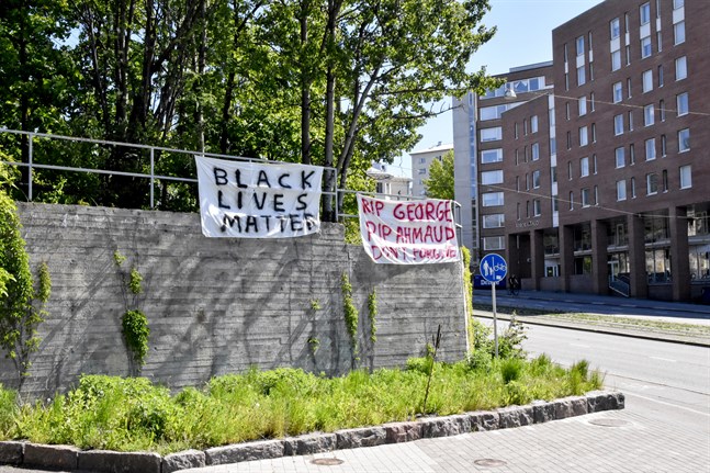 Klagomålen berör polisens agerande under Black Lives Matter-demonstrationen som ordnades i Helsingfors i början av juni. Agerandet har kritiserats med hänsyn till den opartiskhet som krävs av polisen.