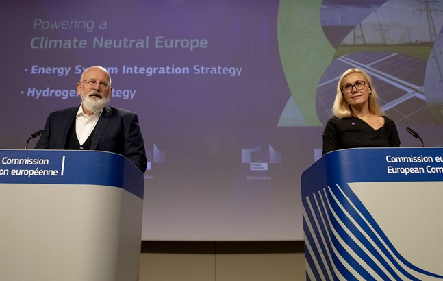 EU:s klimatansvarige förste viceordförande Frans Timmermans och energikommissionären Kadri Simson presenterar sina planer för grön vätgas.