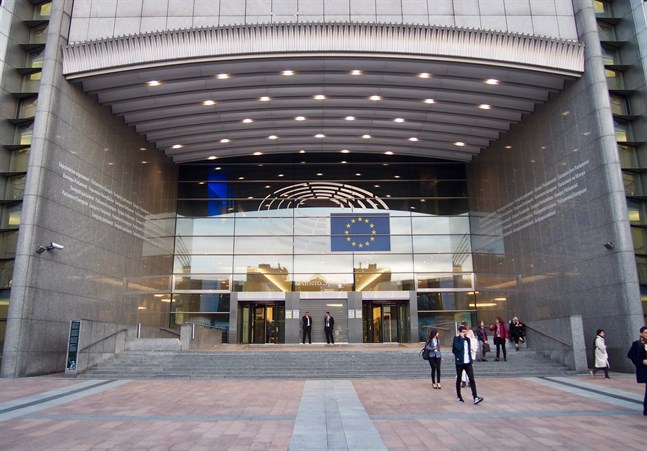 Flera finska Europaparlamentariker har återvänt till parlamentet i Bryssel efter att coronaläget lugnat sig. Återhämtningsfonden på 750 miljarder euro delar åsikterna.