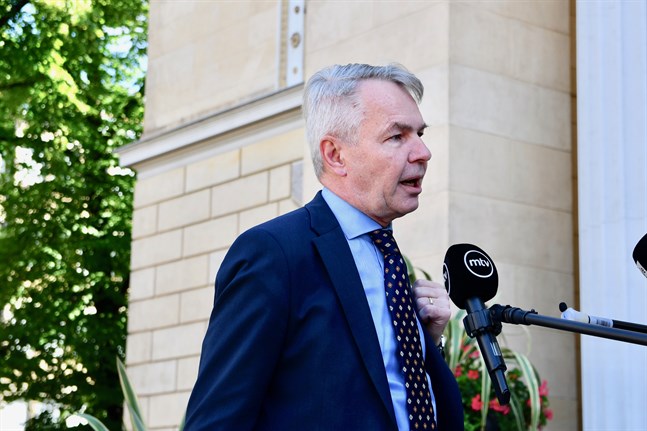 Utrikesminister Pekka Haavisto säger att regeringen kommer att diskutera smittläget bland annat i Thailand, Sverige och på Island.