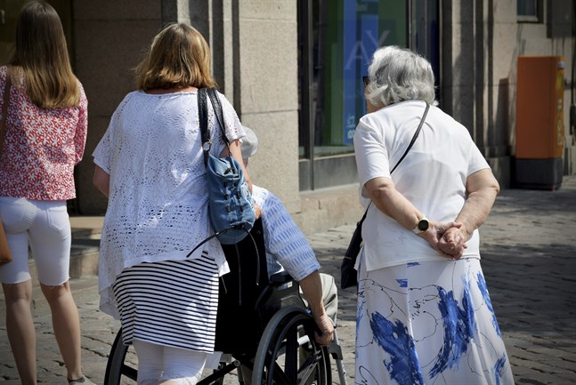 Om pensionssystemets ekonomiska hållbarhet skulle behöva stärkas skulle de flesta finländarna välja alternativet att höja pensionsavgifterna.