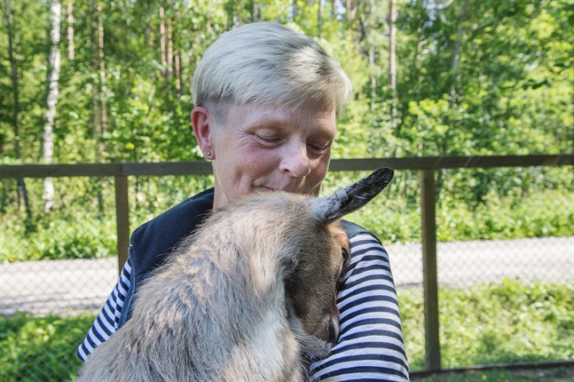 Mariann Nordlund med en av gårdens 15 getter.