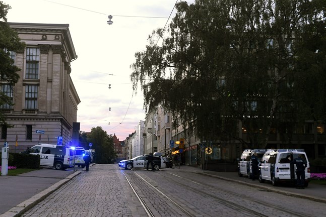 Helsingforspolisen hade en operation på Snellmansgatan i Helsingfors under onsdag kväll. En person hade blivit skjuten i en restaurang och har förts till sjukhus.